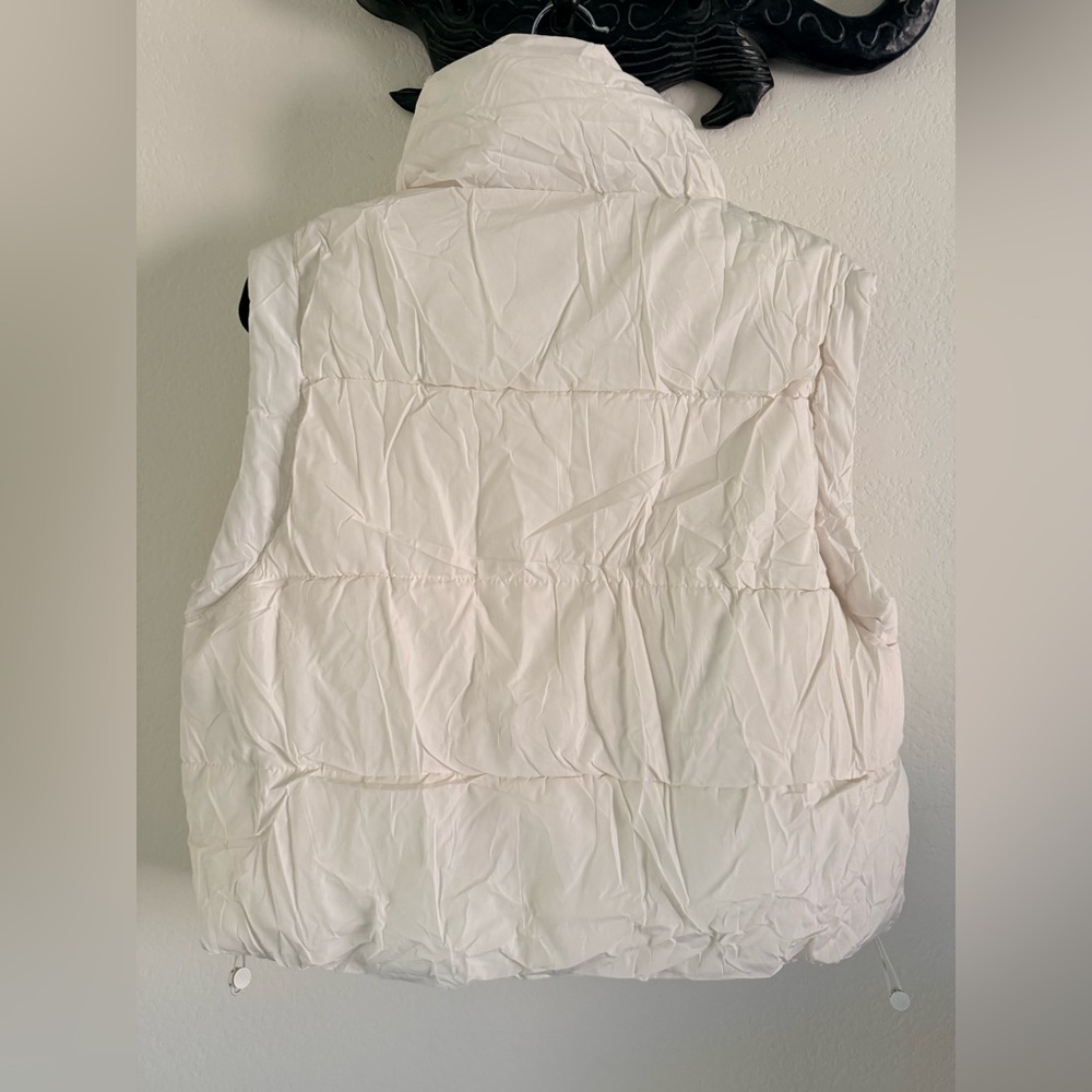 NWOT Elegant Women's Cream Quilted Vest - Picture 6 of 8